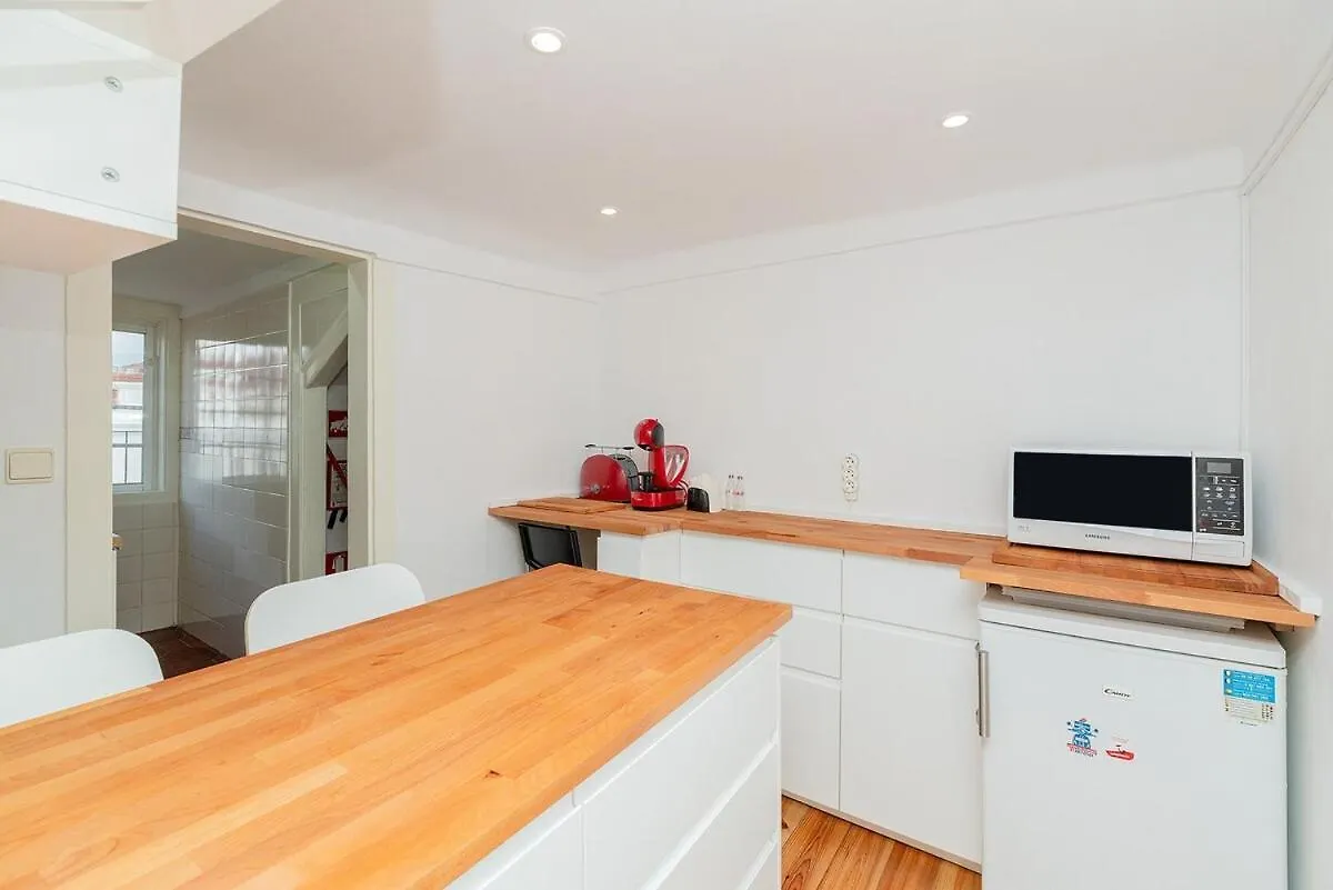 Attic Apartment With Balcony In Bairro Alto Lisbona